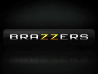 的brazzers - 大 奶 在 學校 - 舔 我 在 該 locker 室 現場 主演 keisha grey 和 約翰尼 si