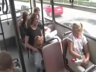 Bitchy zoek roodharige walked in publiek gebonden zuigt lul in publiek transport
