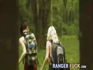 إيقاع لوكس ضبطت بواسطة ال منتزه ranger في ال الغابة